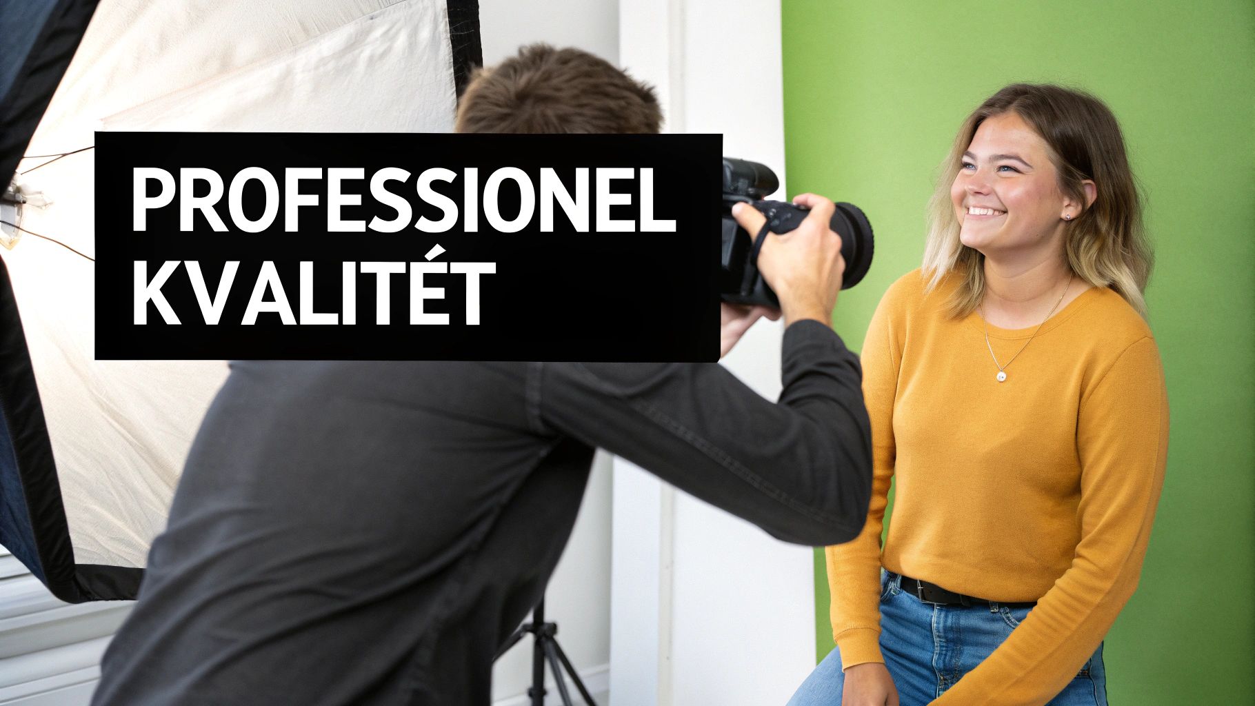 En kvinde smiler selvsikkert i et professionelt portræt