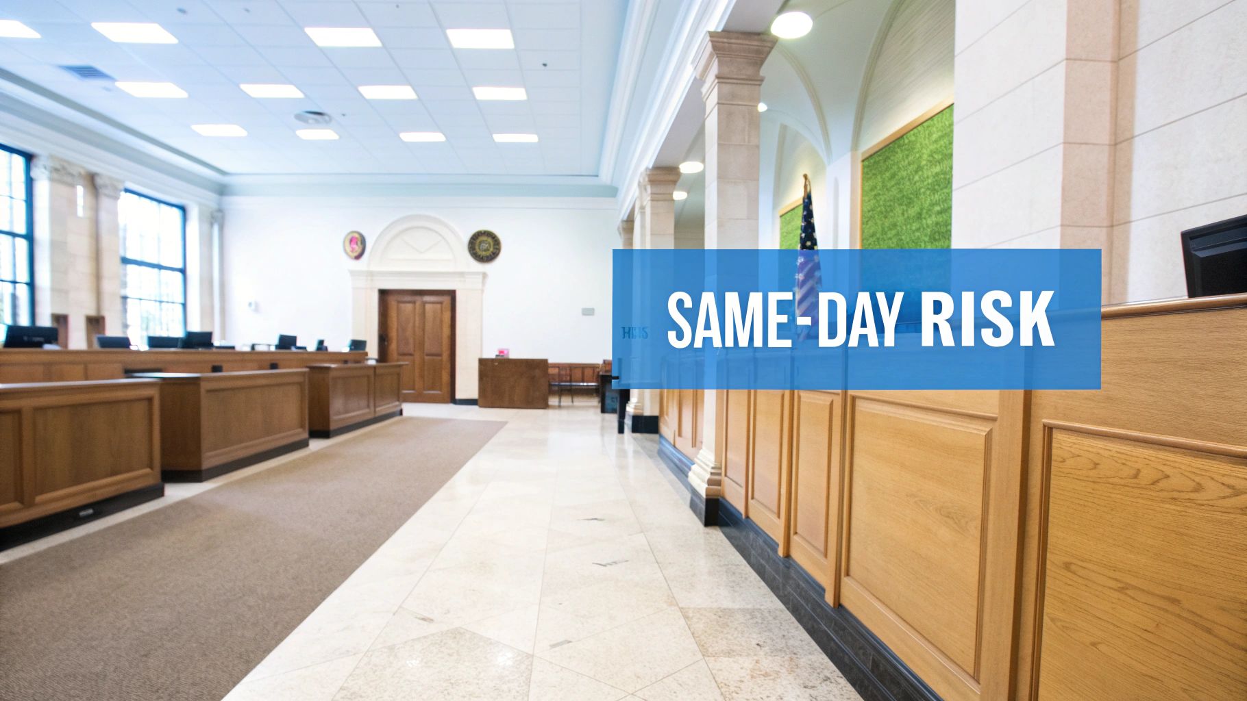 El interior de una sala de audiencias vacía, con bancos de madera, ventanas altas, columnas y una bandera con una superposición que dice "RIESGO EL MISMO DÍA".