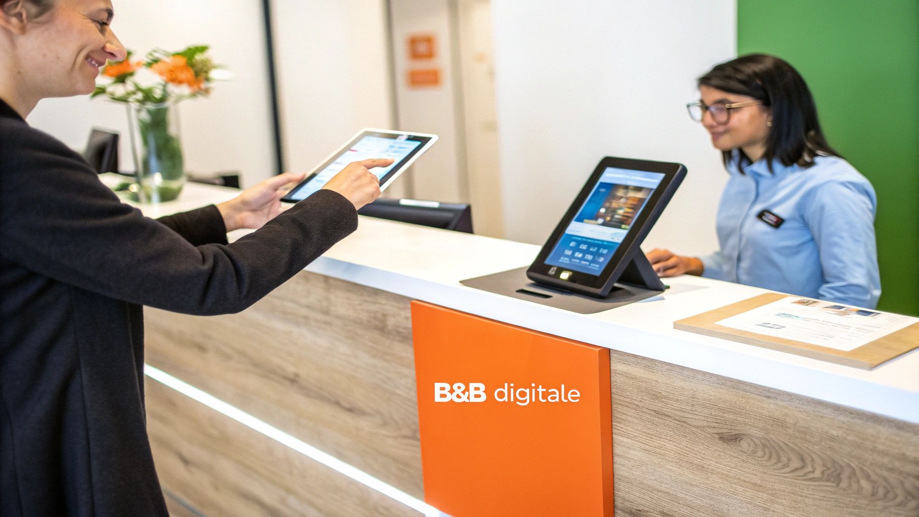 Una cliente sorride mentre usa un tablet per il check-in digitale al banco della reception di un B&B.