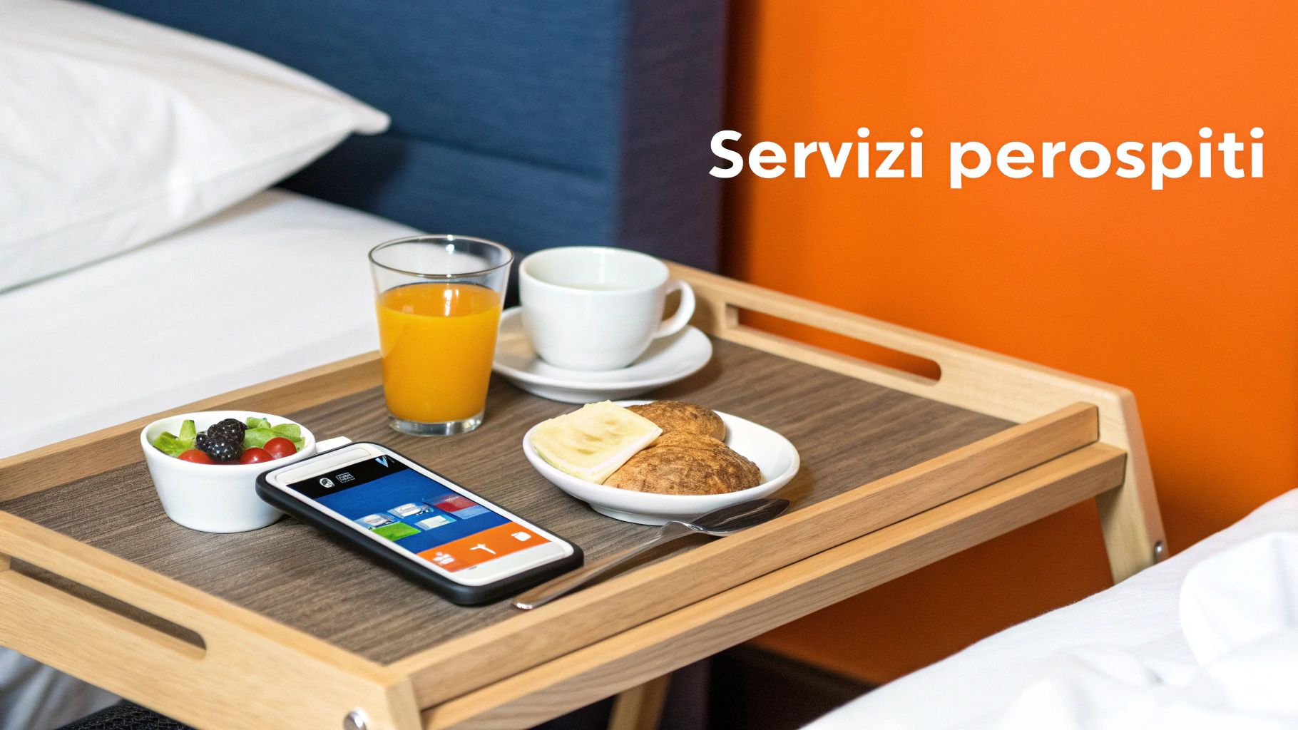 Colazione a letto con succo d'arancia, caffè, cibo e smartphone su un vassoio in camera.