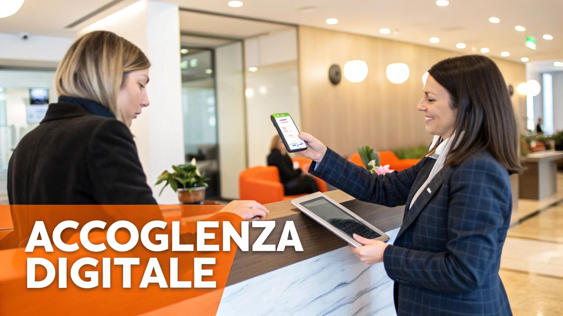 Due donne interagiscono alla reception di un hotel, una mostra uno smartphone per il check-in digitale.
