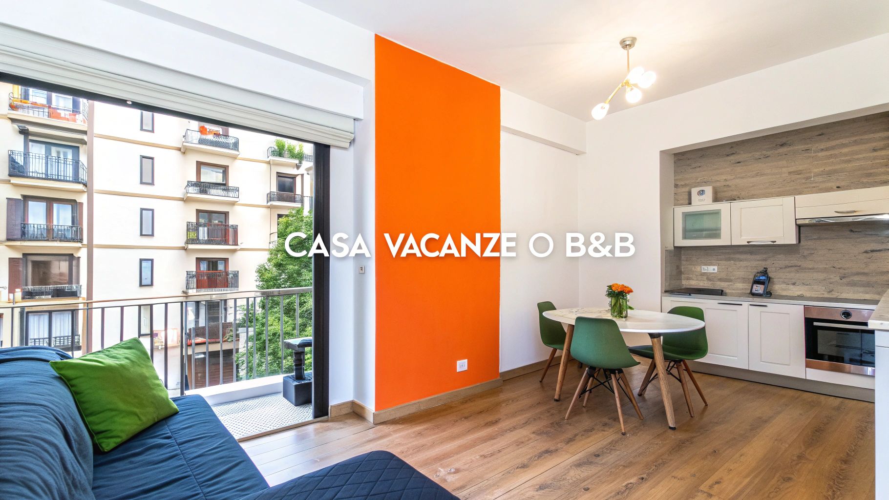 Interno moderno di casa vacanze o B&B con soggiorno, cucina e balcone luminoso.