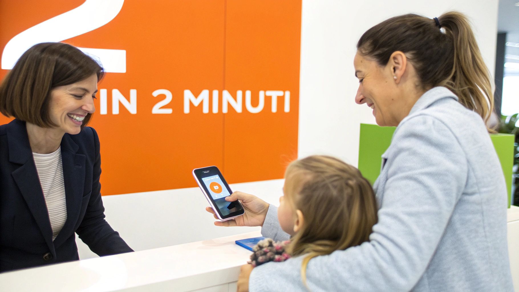 Una sorridente impiegata assiste una cliente con una bambina, mentre mostrano un'app su smartphone in un ufficio moderno.