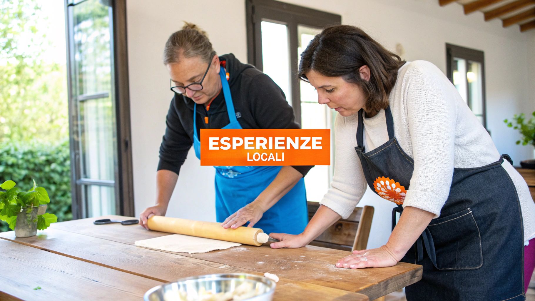 Due donne in grembiule lavorano l'impasto su un tavolo di legno durante un corso di cucina, con la scritta "ESPERIENZE LOCALI".