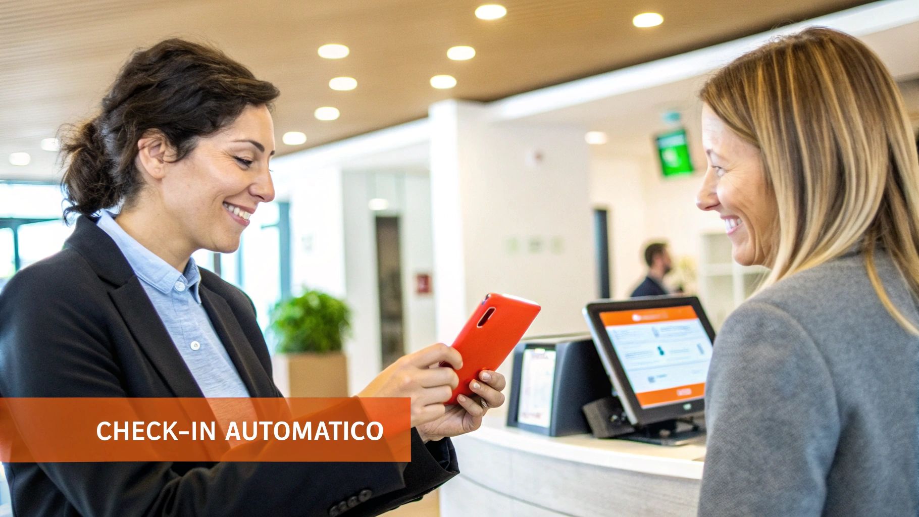 Due donne sorridenti a un banco, una con smartphone rosso e l'altra con tablet per check-in automatico.