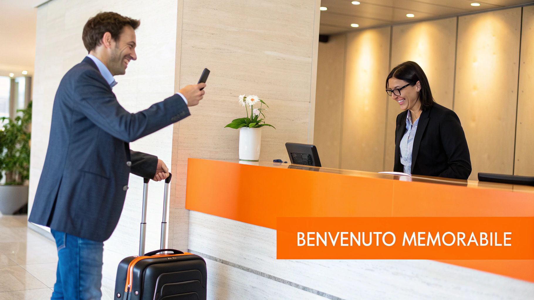 Un uomo con bagagli sorrise mentre fa il check-in alla reception di un hotel, accolto da una receptionist sorridente.