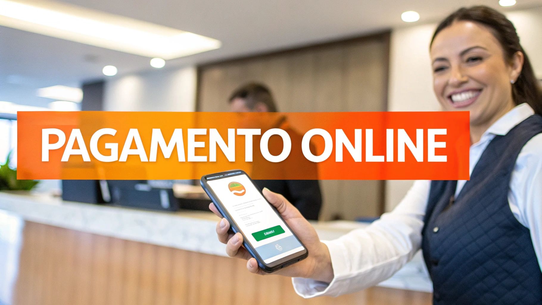 Donna sorridente tiene uno smartphone con un'app di pagamento online, mentre la scritta 'PAGAMENTO ONLINE' domina l'immagine.