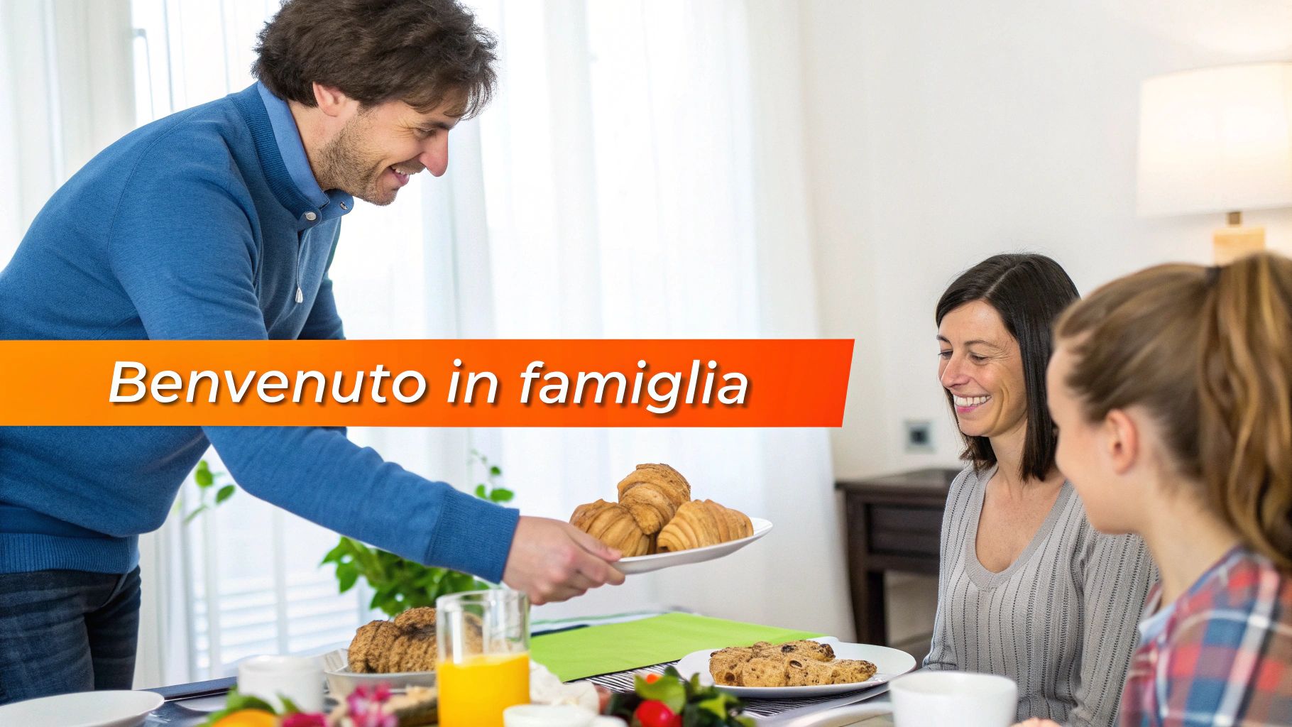 Un uomo sorridente serve croissant a due donne al tavolo della colazione, con la scritta 'Benvenuto in famiglia'.