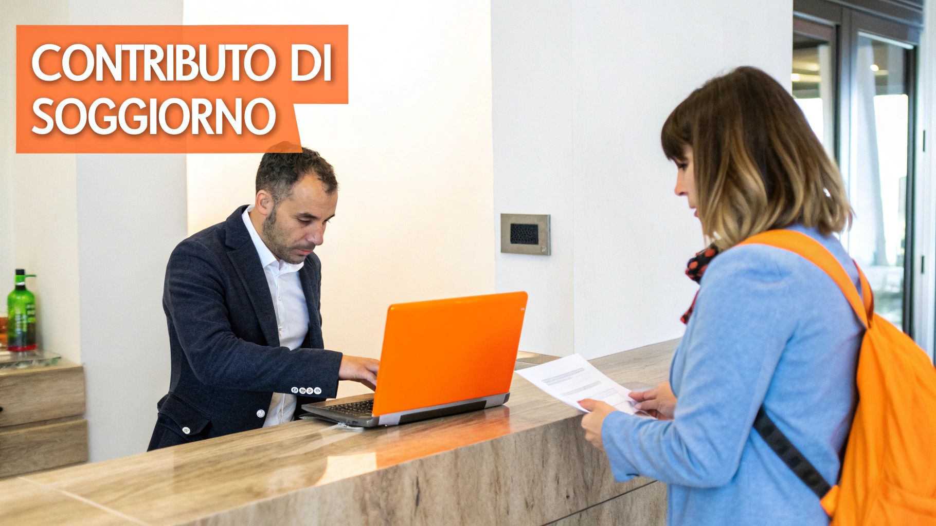 Un impiegato al computer assiste una cliente alla reception, con l'indicazione 'Contributo di Soggiorno'.