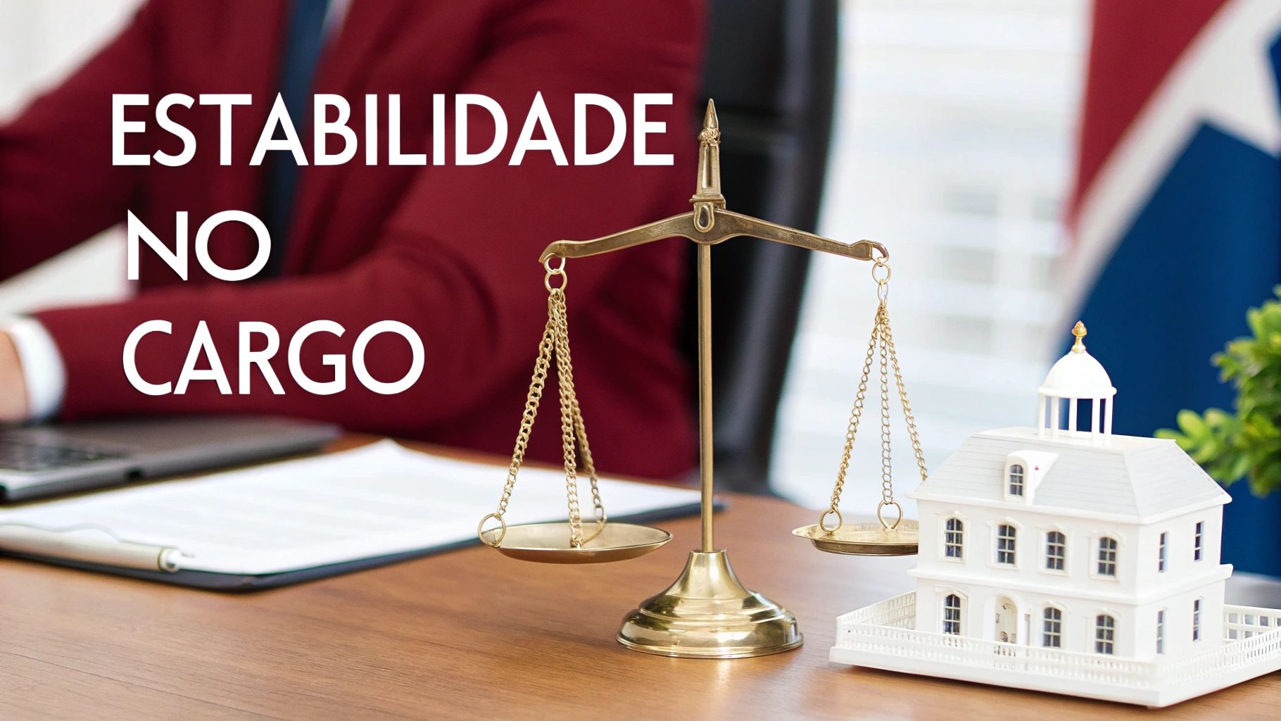 Mãos de um profissional trabalhando, balança da justiça e prédio governamental com o texto 'ESTABILIDADE NO CARGO'.