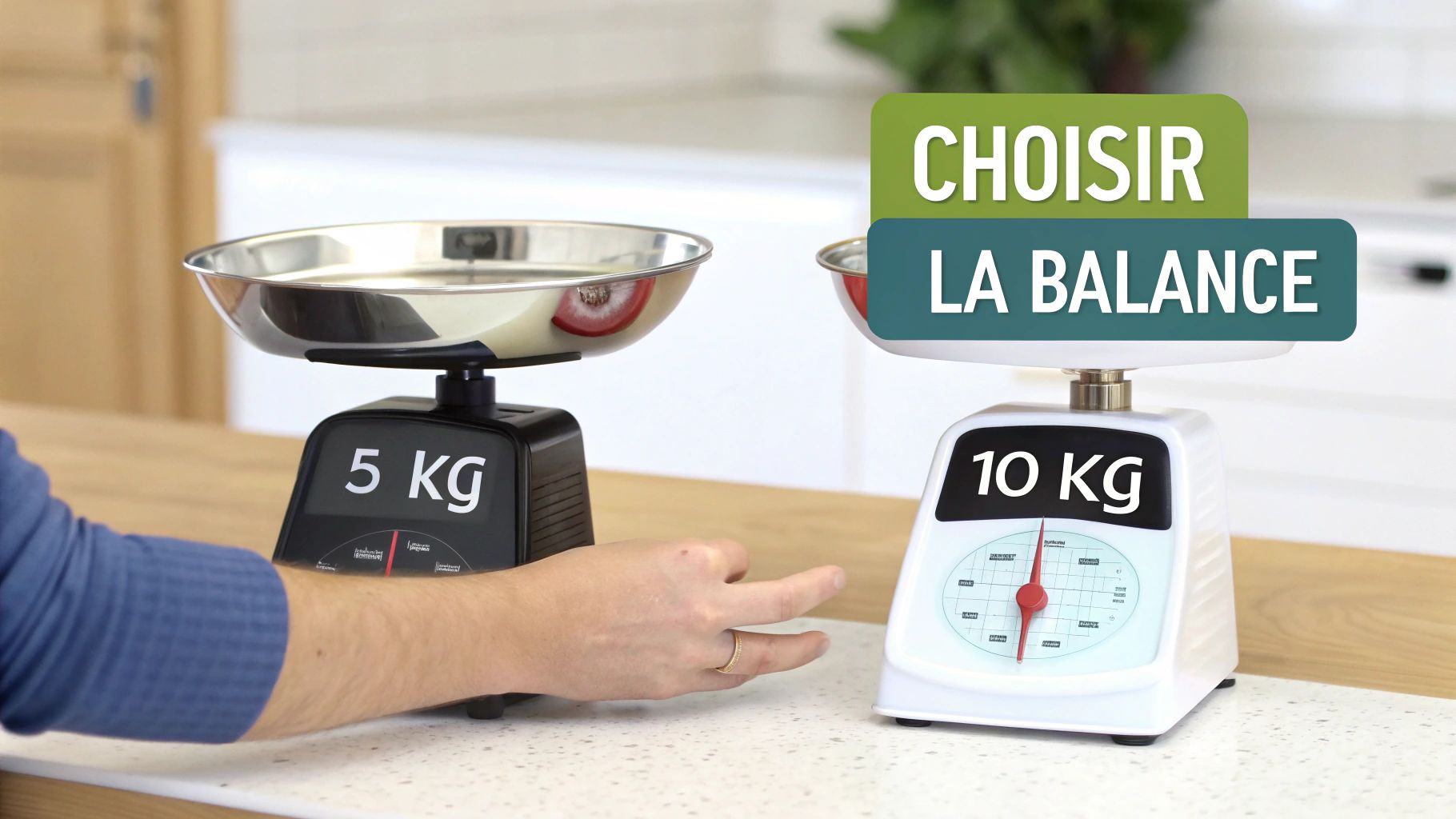 Deux balances de cuisine (5 kg, 10 kg) sur un comptoir, une main, avec le texte "Choisir la balance".