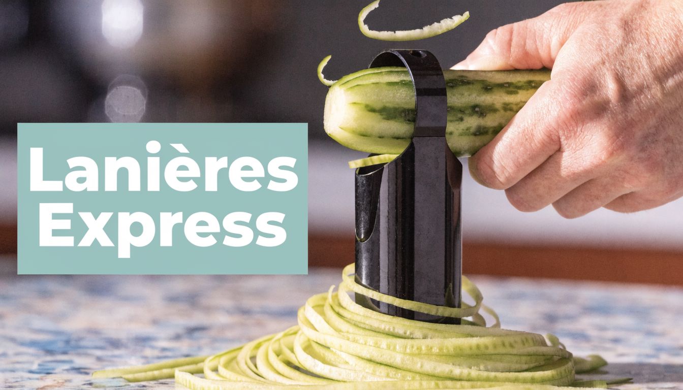 Une main utilise un coupe-légumes manuel pour transformer un concombre en fines lanières sur une table.
