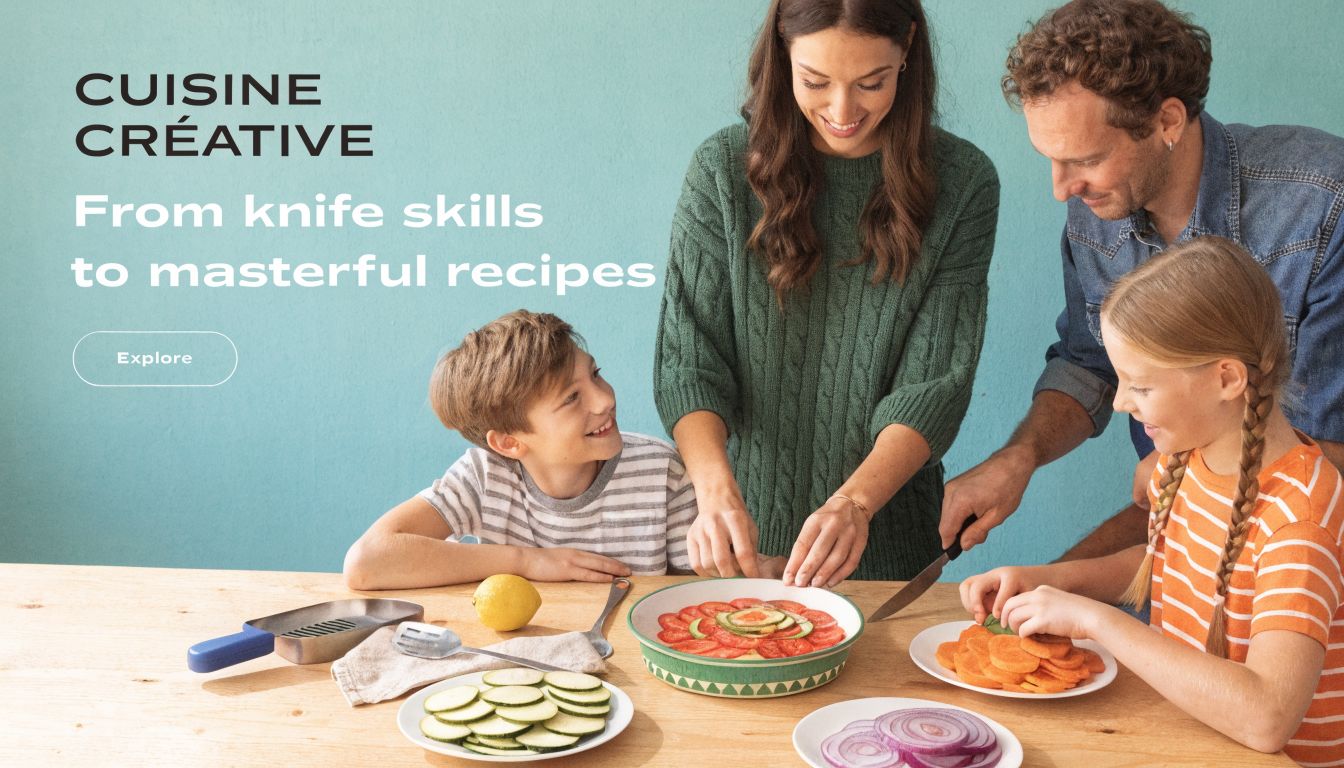 Une famille heureuse prépare des légumes ensemble sur une table en bois pour un atelier de cuisine.
