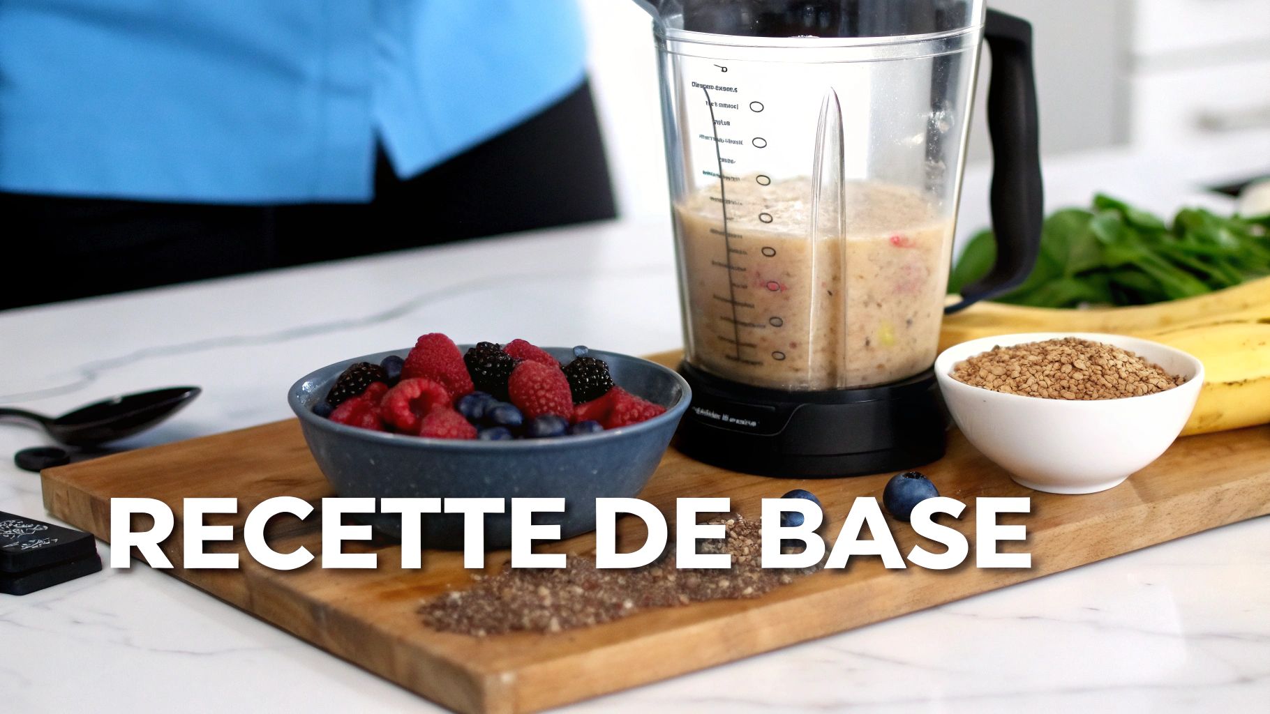 Un blender avec smoothie, des baies fraîches, graines, bananes et épinards sur une planche à découper, avec le texte "RECETTE DE BASE".