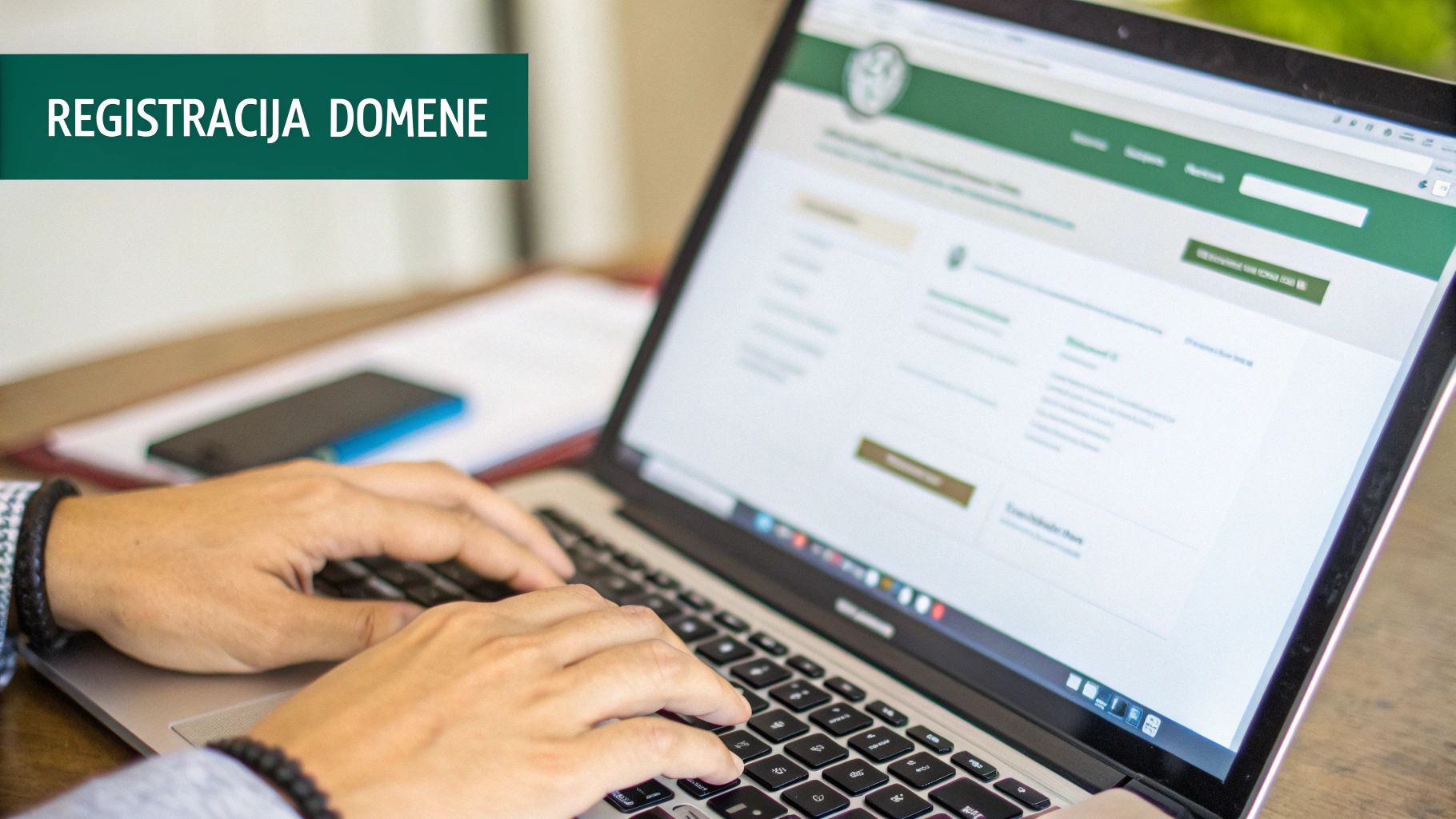 Čovjek radi na laptopu registrirajući domenu