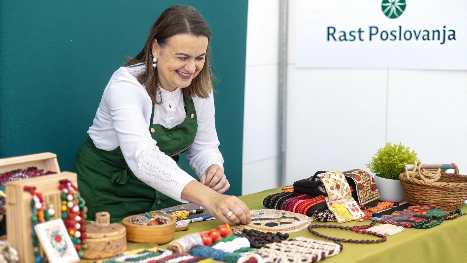 Žena unosi podatke o kreditnoj kartici na laptopu kako bi dovršila online kupovinu.