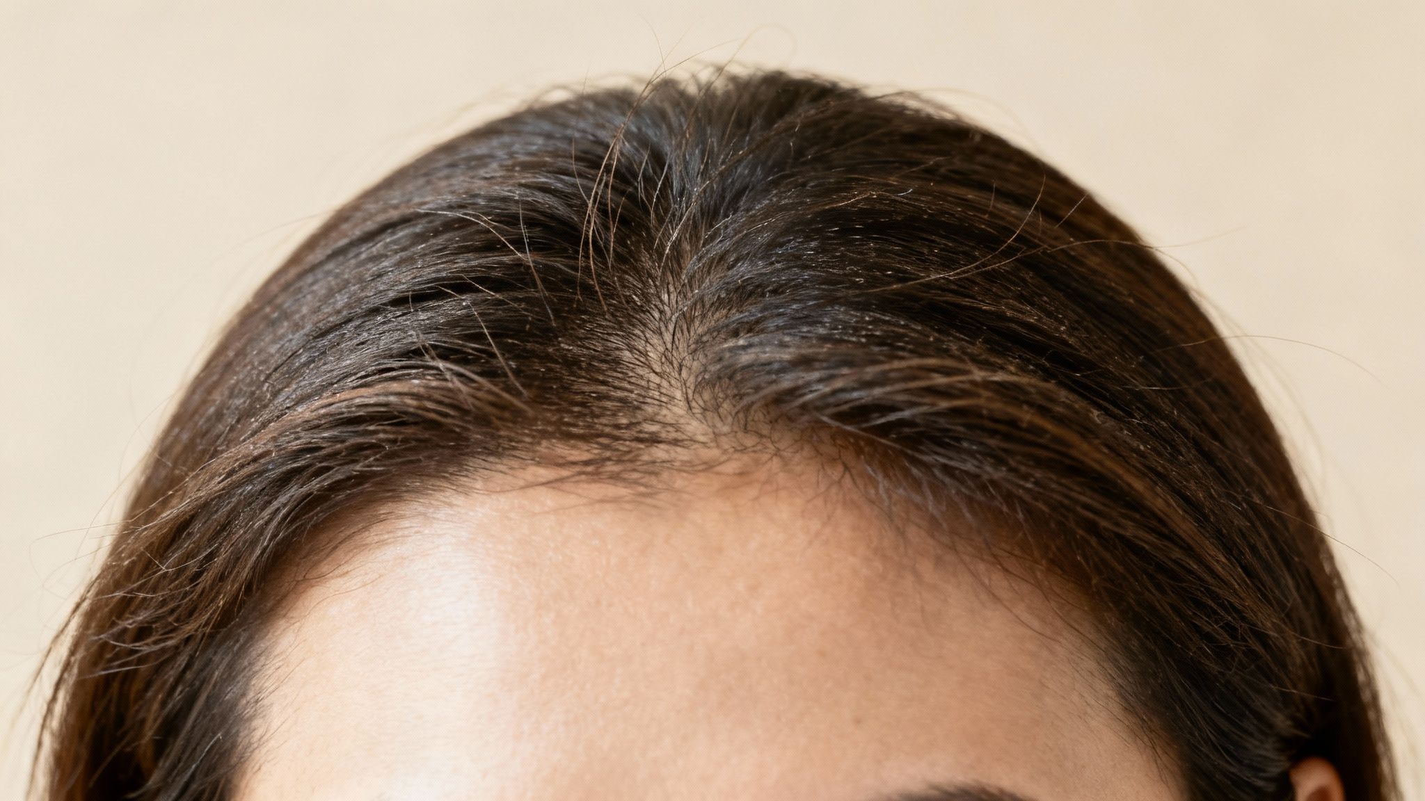 Mujer con cabello voluminoso y saludable, demostrando cómo conseguir más volumen en el pelo