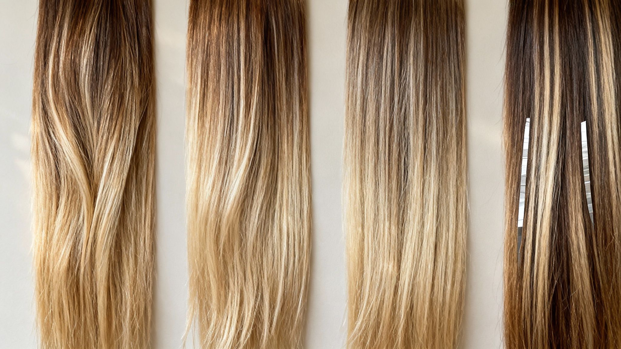 Cuatro mechones de cabello largo, liso, con mechas rubias y raíces castañas. Ideal para extensiones.