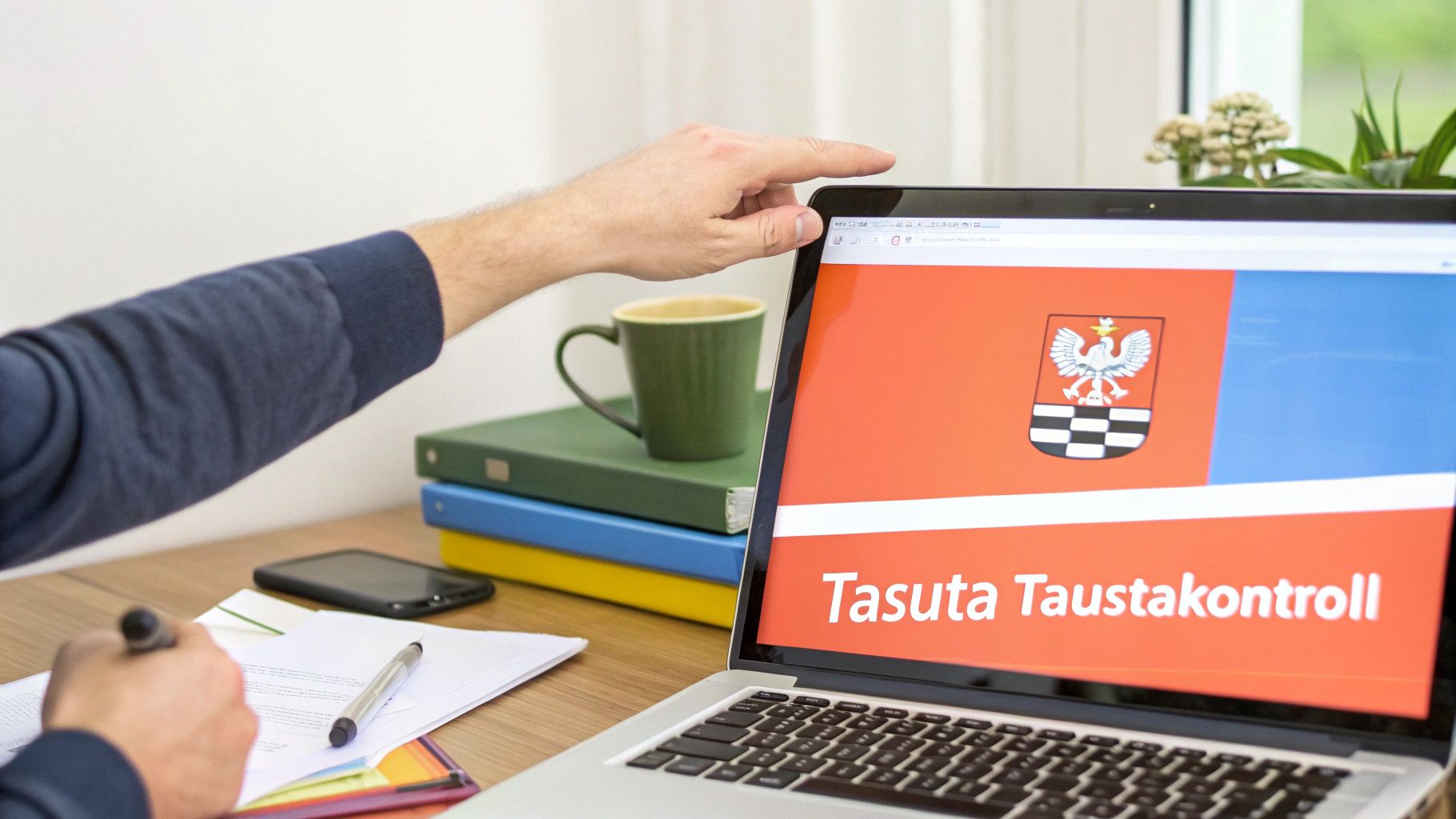 Inimene kasutab sülearvutit töölaual, ekraanil on näha lehekülg pealkirjaga "Tasuta Taustakontroll".