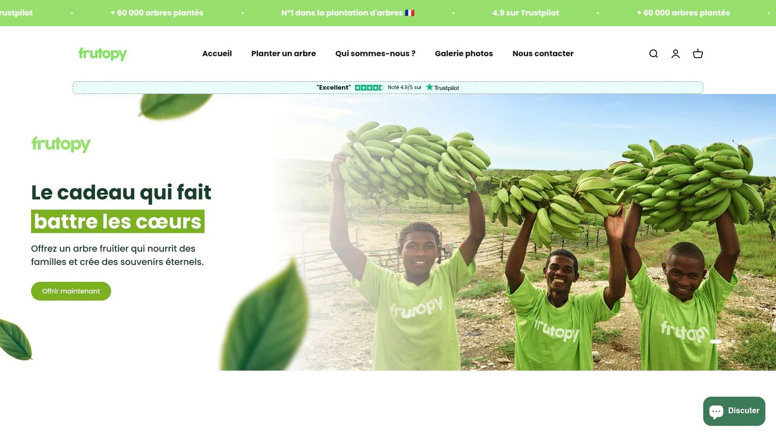 Un fermier récoltant des bananes grâce aux plantations Frutopy, illustrant l'impact concret du cadeau.