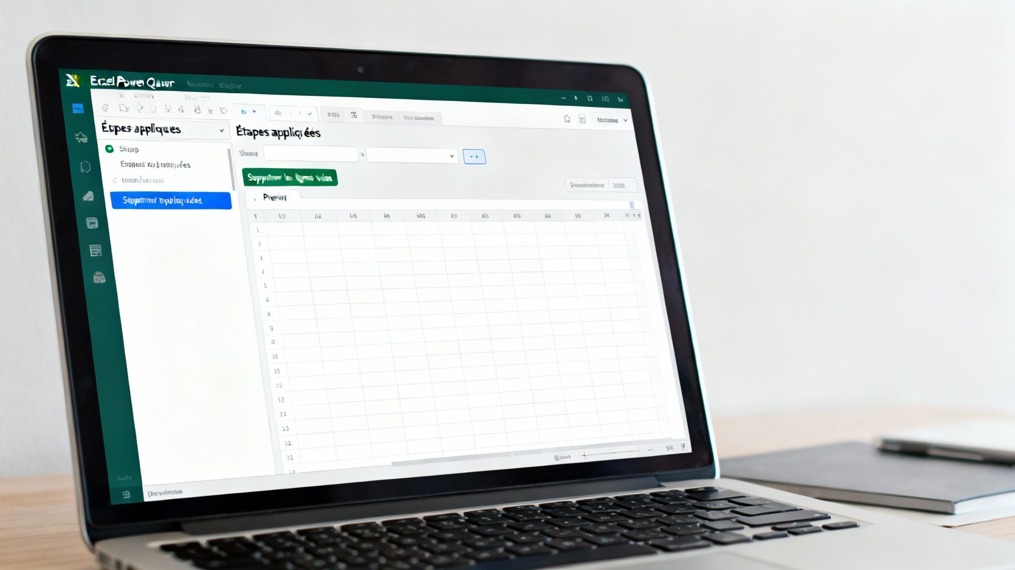 Un ordinateur portable affiche l'interface d'Excel Power Query et l'option "Supprimer les lignes vides" dans un menu.