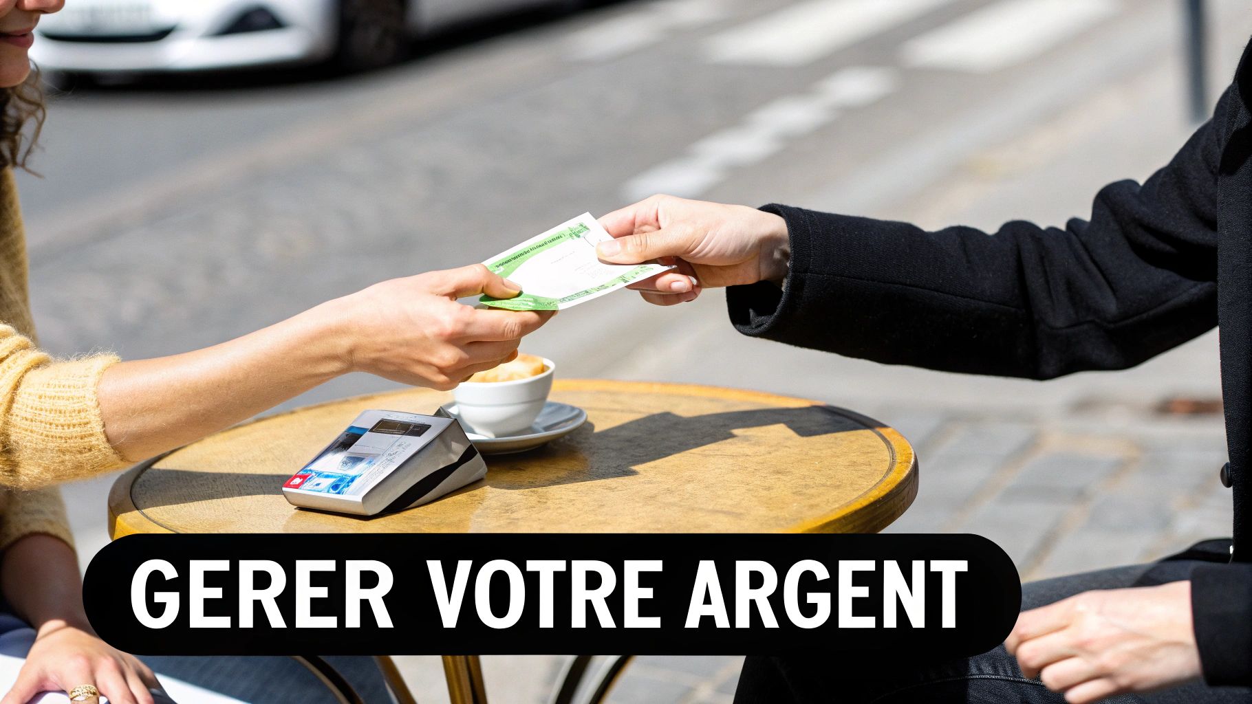 Personne payant avec une carte bancaire dans un café en Bulgarie