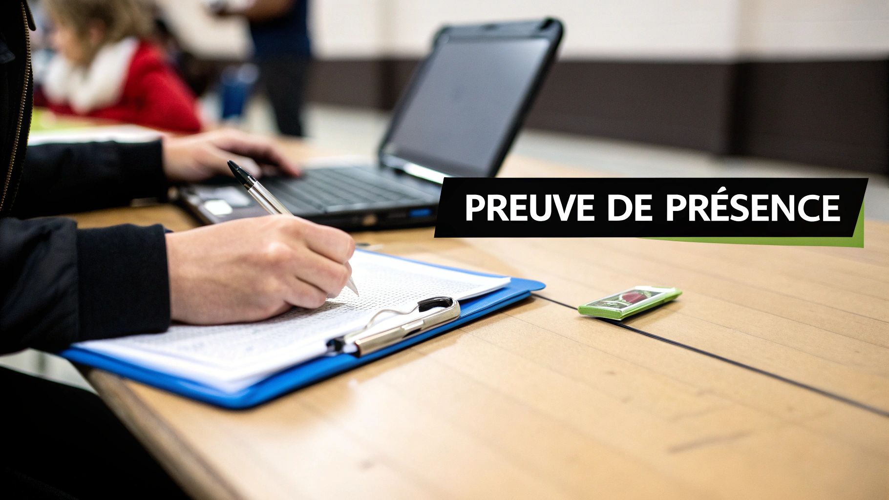 Femme d'affaires révisant des documents dans un bureau moderne.