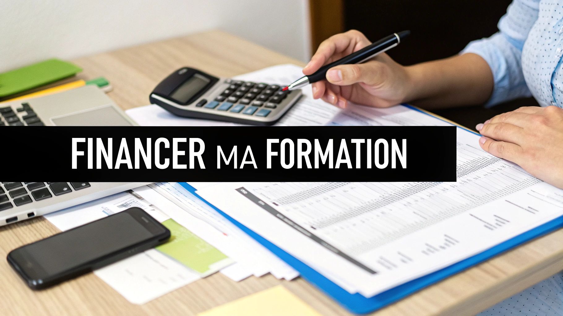 Personne planifiant le budget pour sa formation professionnelle sur un ordinateur portable