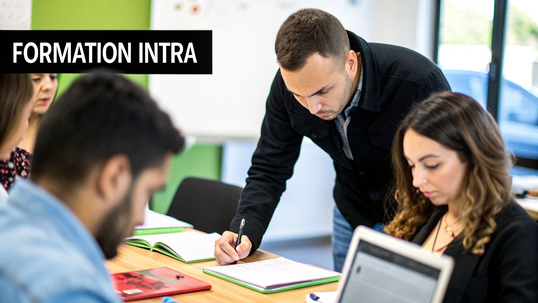 Deux personnes discutant et travaillant ensemble dans un bureau moderne