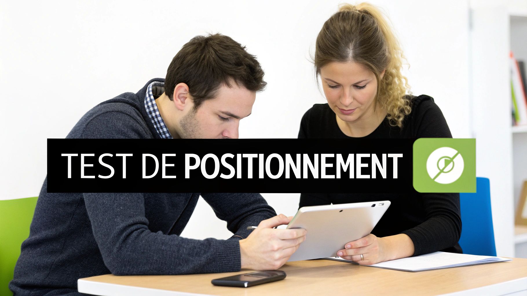 Deux personnes effectuent un test de positionnement sur une tablette, illustrant un processus d'évaluation. Le texte dit "TEST DE POSITIONNEMENT".