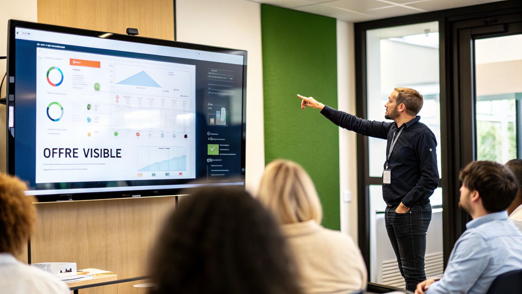 Une personne dessinant une stratégie marketing sur un tableau en verre