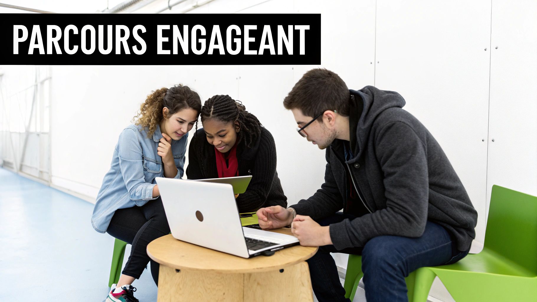 Personnes collaborant sur un projet de formation engageant