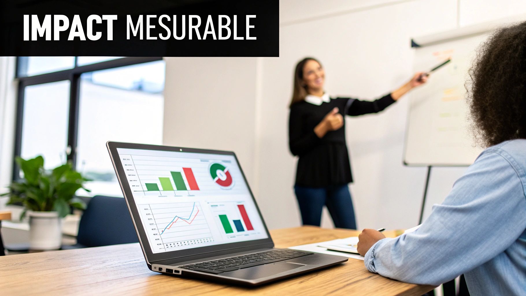 Une femme présente des graphiques sur un tableau blanc lors d'une session de formation avec un laptop. Le texte: 'IMPACT MESURABLE'.