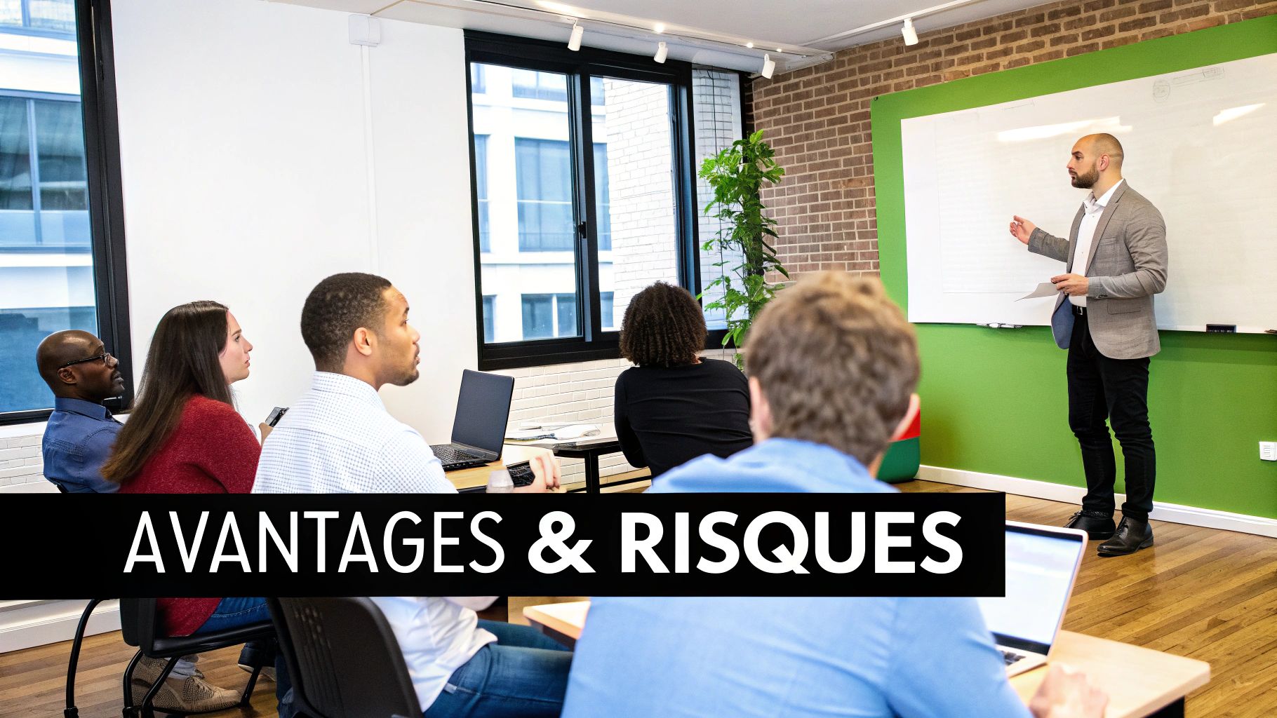 Une personne examinant un document avec une loupe, symbolisant l'évaluation d'une formation.