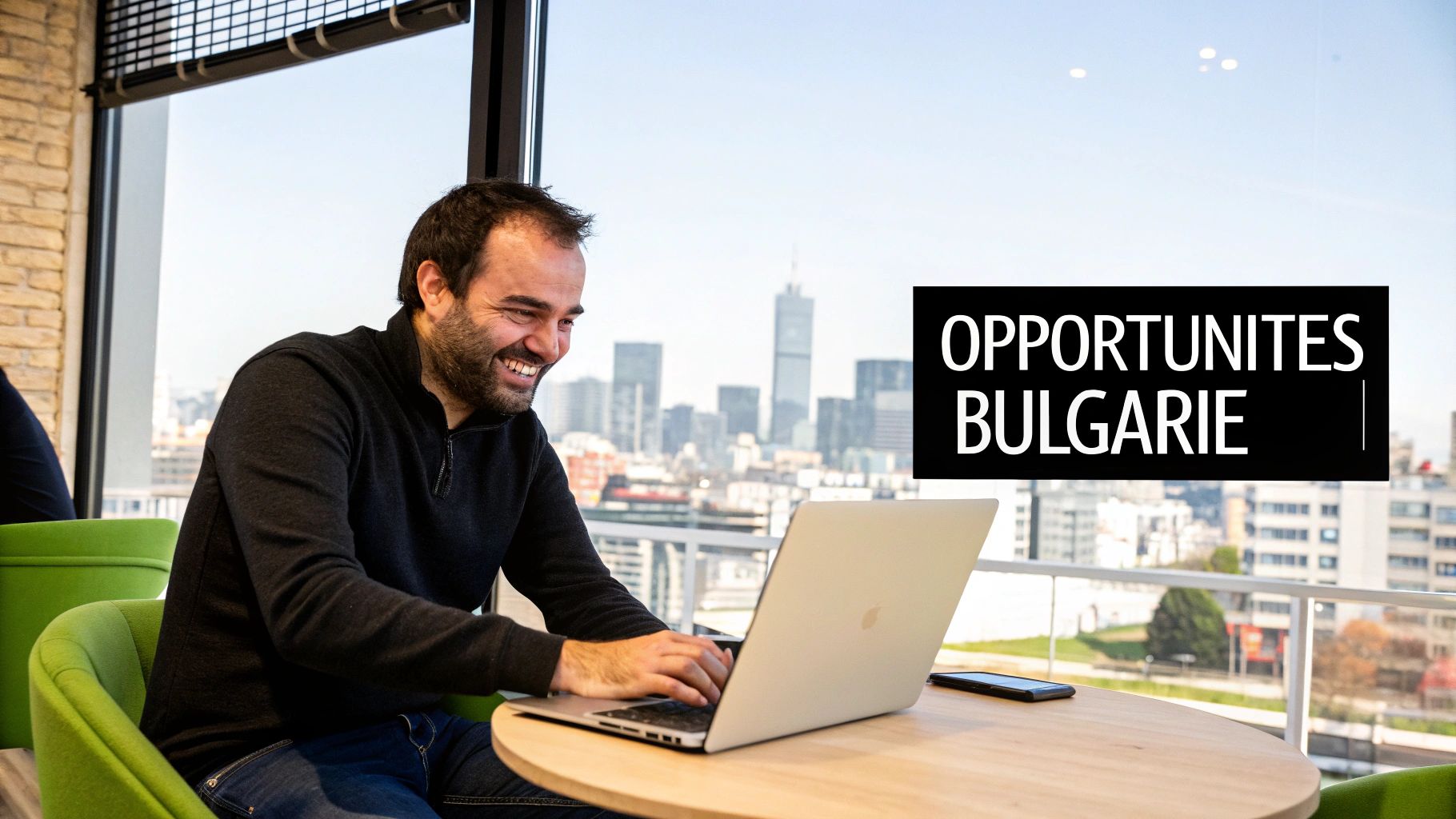 Plusieurs entrepreneurs discutant dans un bureau moderne à Sofia