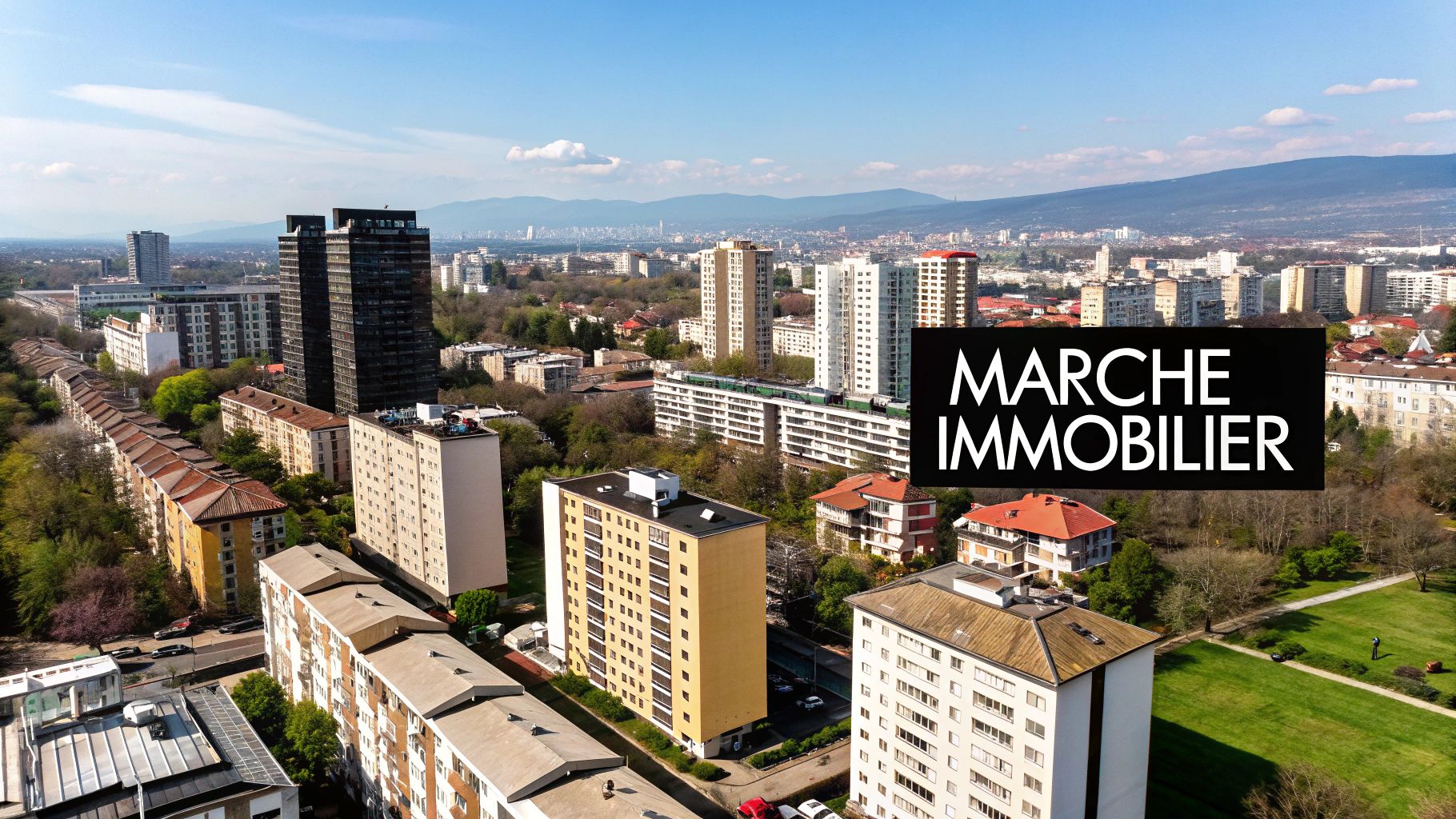 Vue aérienne panoramique d'immeubles résidentiels et du marché immobilier en Bulgarie avec montagnes en arrière-plan