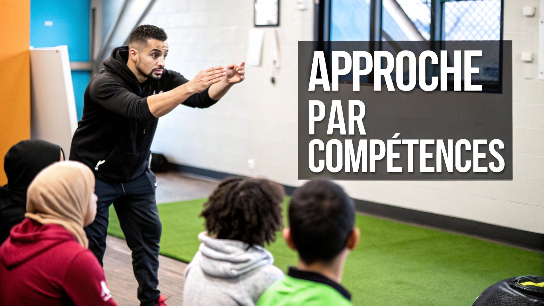 Un homme en sweat à capuche noir enseigne à un groupe d'étudiants assis sur un gazon artificiel, avec le texte «APPROCHE PAR COMPÉTENCES».