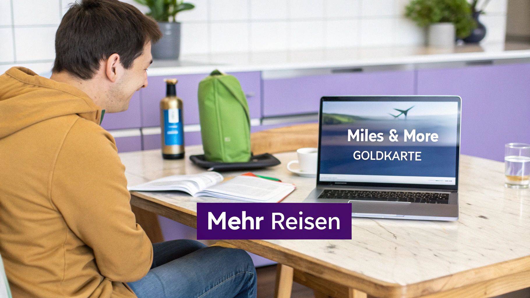 Mann plant Reisen am Laptop, Bildschirm zeigt "Miles & More GOLDKARTE", Banner "Mehr Reisen".