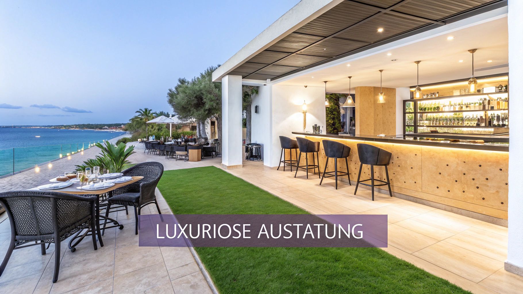 Elegante Außenbar und Restaurant am Meer mit luxuriöser Ausstattung bei Sonnenuntergang.