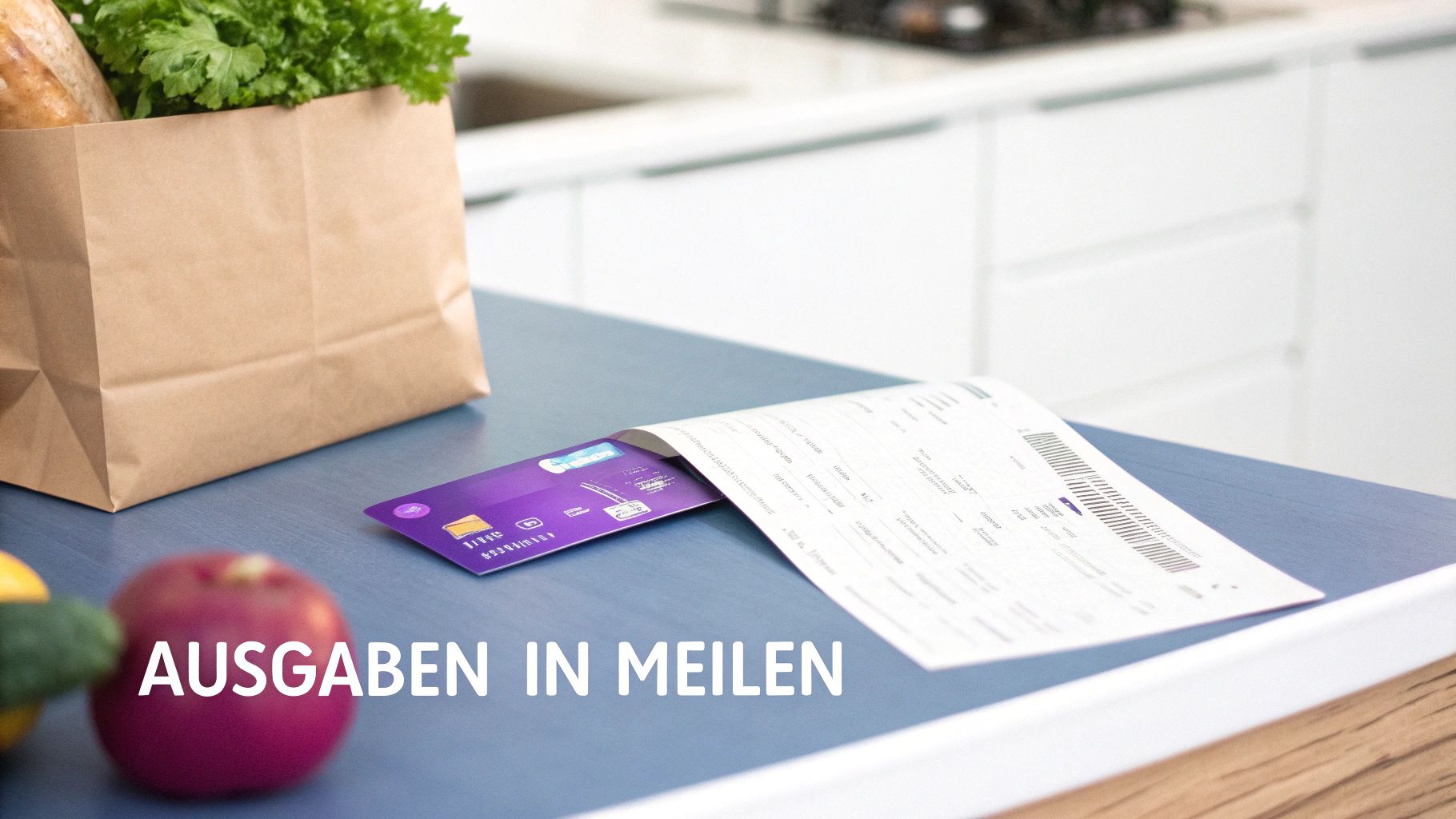 Eine Einkaufstasche mit frischen Lebensmitteln, eine Kreditkarte und ein Kassenbon auf einer Küchentheke.