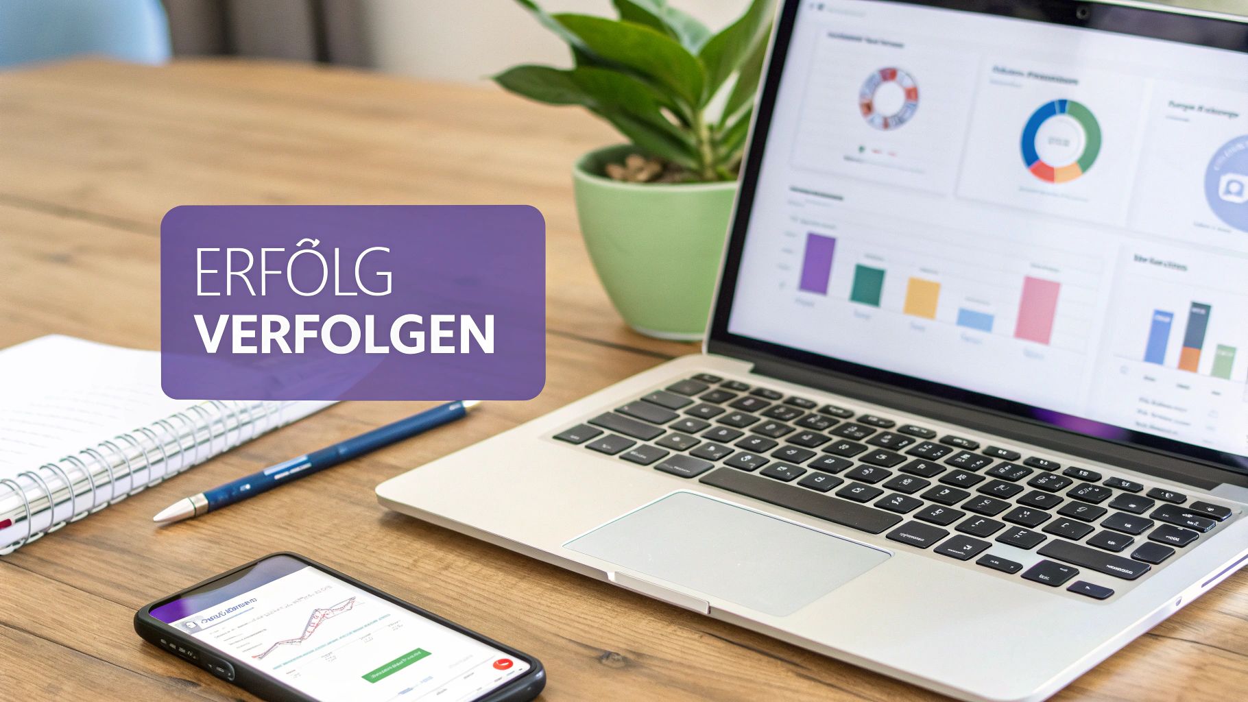 Laptop und Smartphone zeigen Finanzdaten mit Diagrammen, daneben Notizbuch und Stift auf einem Holztisch. Overlay: 'Erfolg verfolgen'.