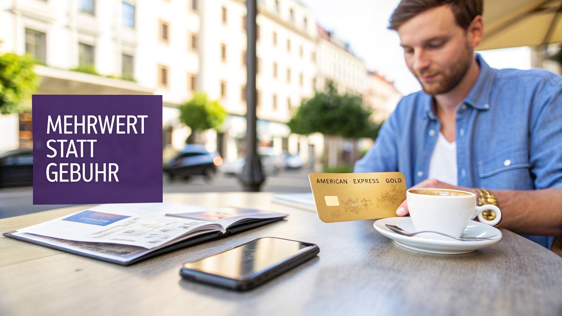 Ein Mann hält eine American Express Gold Card an einem Cafétisch, mit Text "MEHRWERT STATT GEBÜHR".