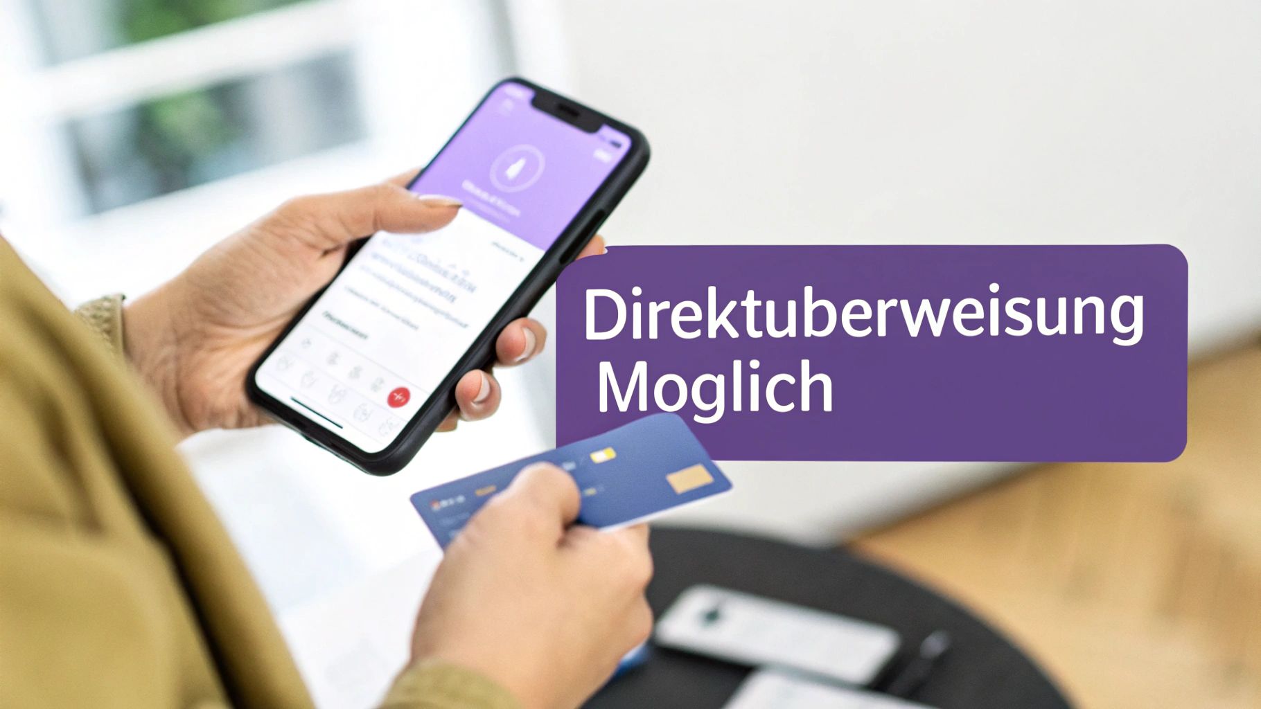 Eine Person hält ein Smartphone und eine Kreditkarte, mit der Aufschrift „Direktüberweisung Möglich“ für einfache und schnelle Zahlungen.