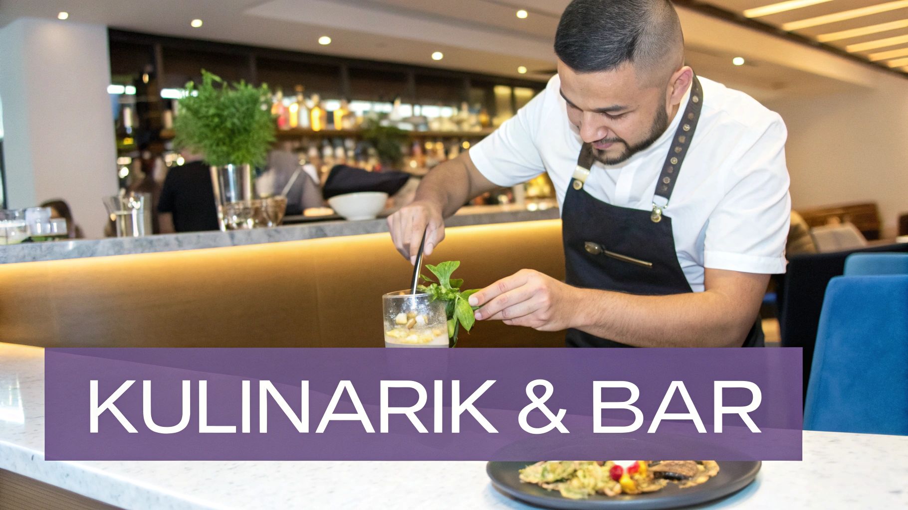 Ein Koch oder Barkeeper bereitet ein Getränk mit frischen Kräutern an einer modernen Bar zu.