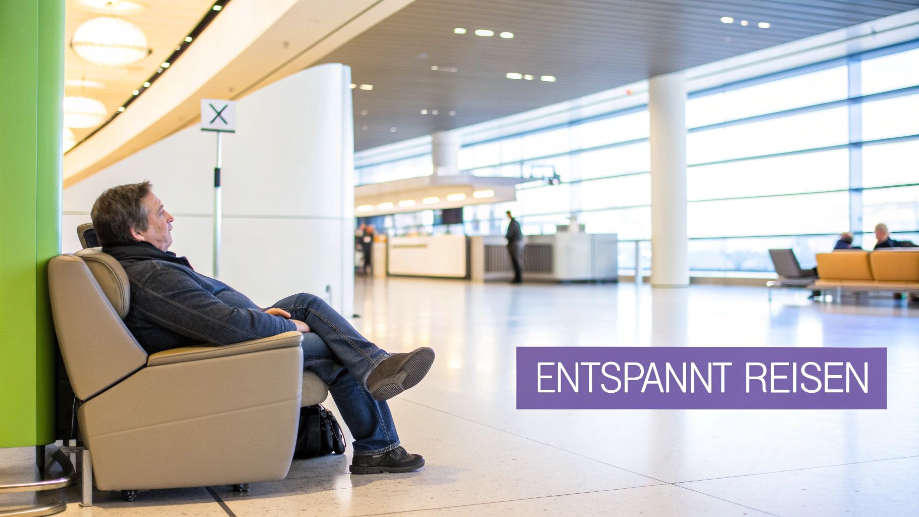 Ein Mann sitzt entspannt in einem bequemen Sessel in einer modernen und hellen Flughafenlounge und genießt die Ruhe.