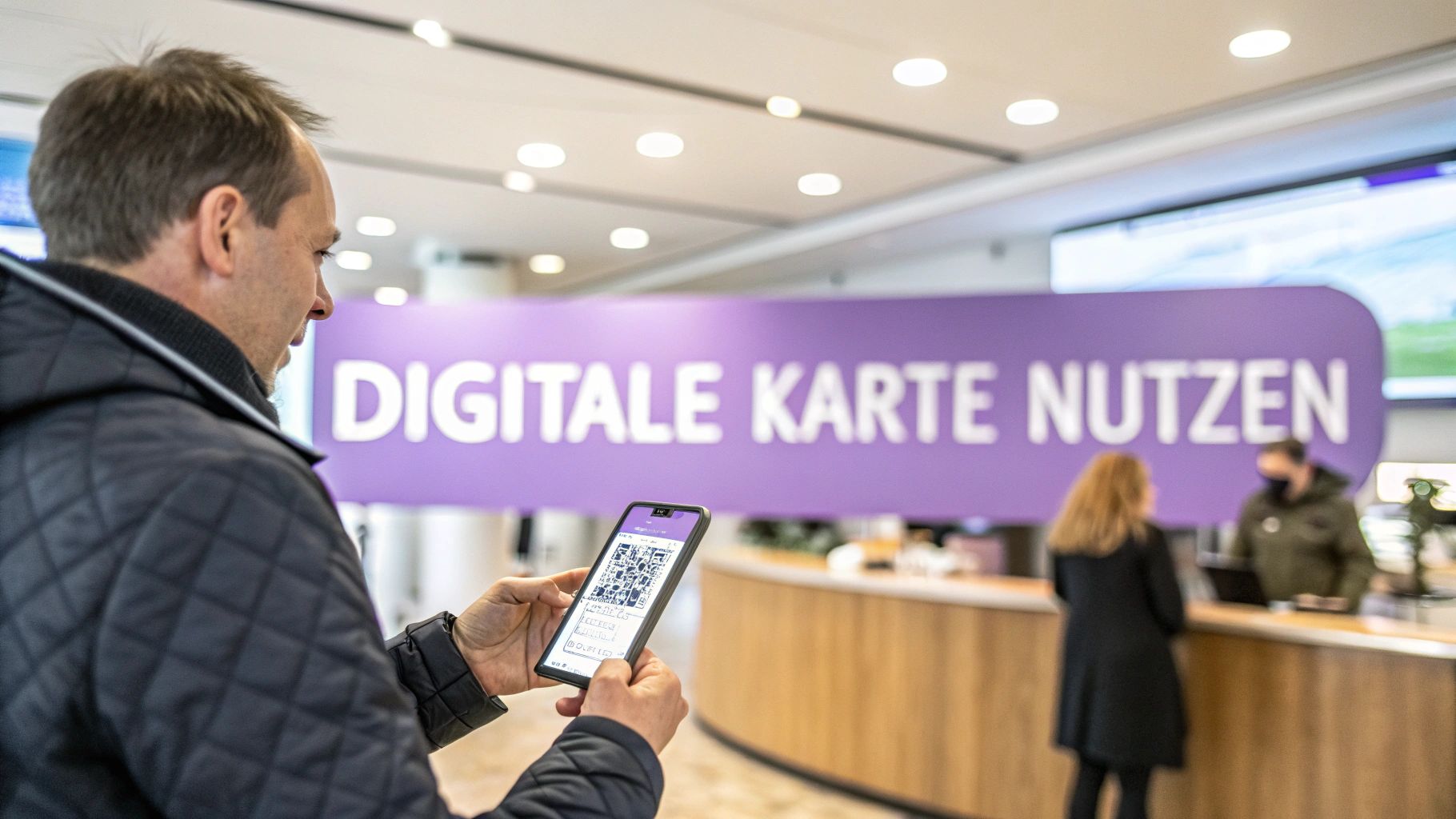 Mann hält Smartphone mit digitaler Karte und QR-Code vor einem Schild „DIGITALE KARTE NUTZEN“.