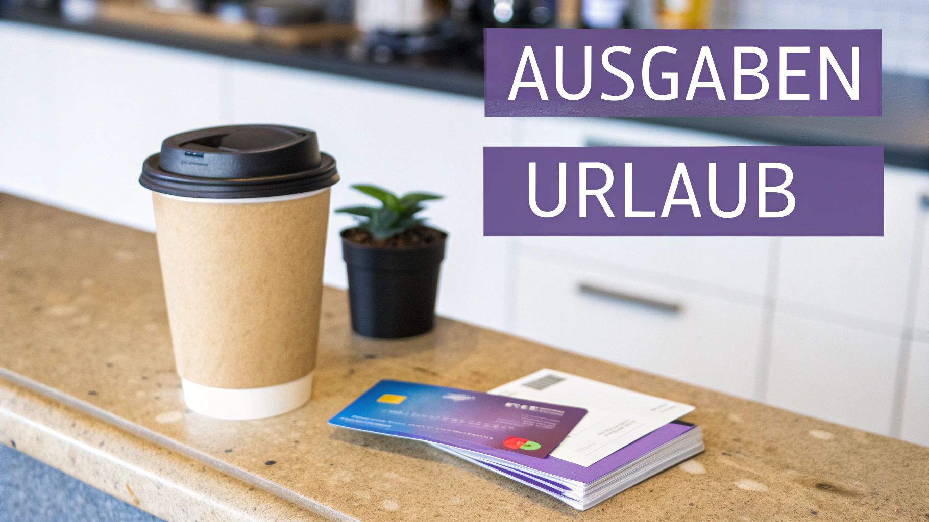 Person hält eine Kreditkarte mit einem Laptop im Hintergrund, der eine Reiseszene zeigt