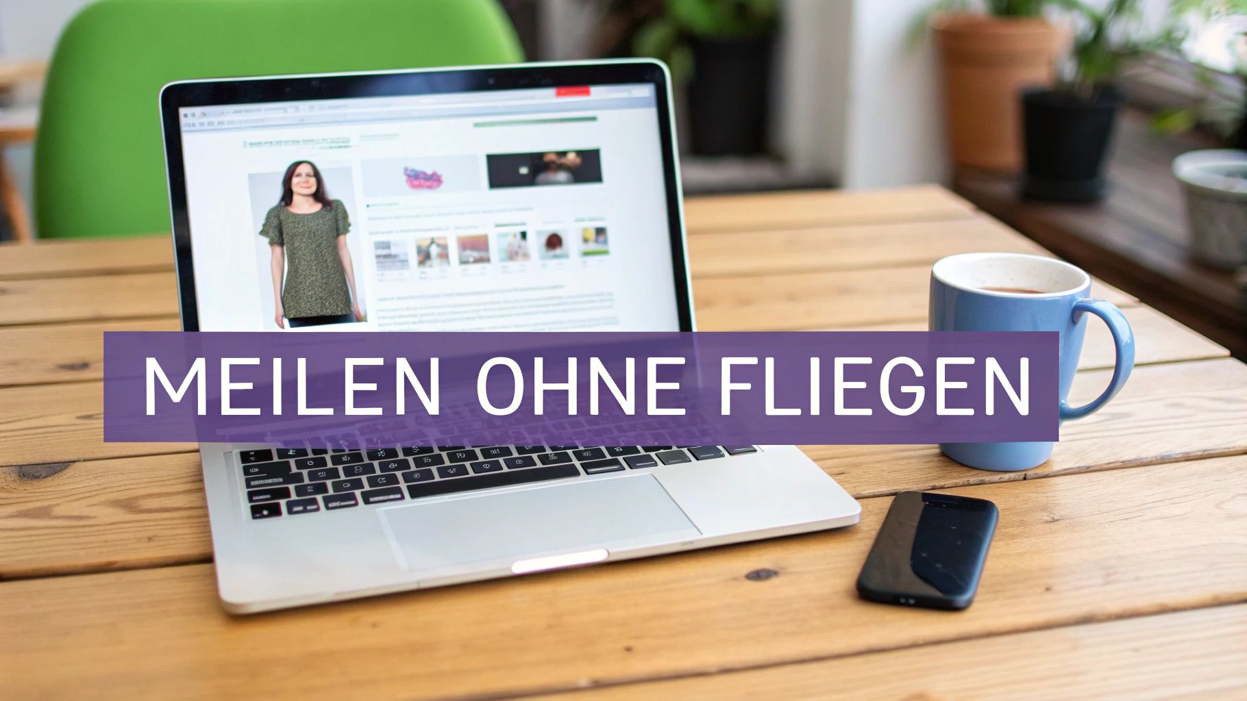 Laptop, Kaffeetasse und Smartphone auf Holztisch mit dem Text „MEILEN OHNE FLIEGEN“.