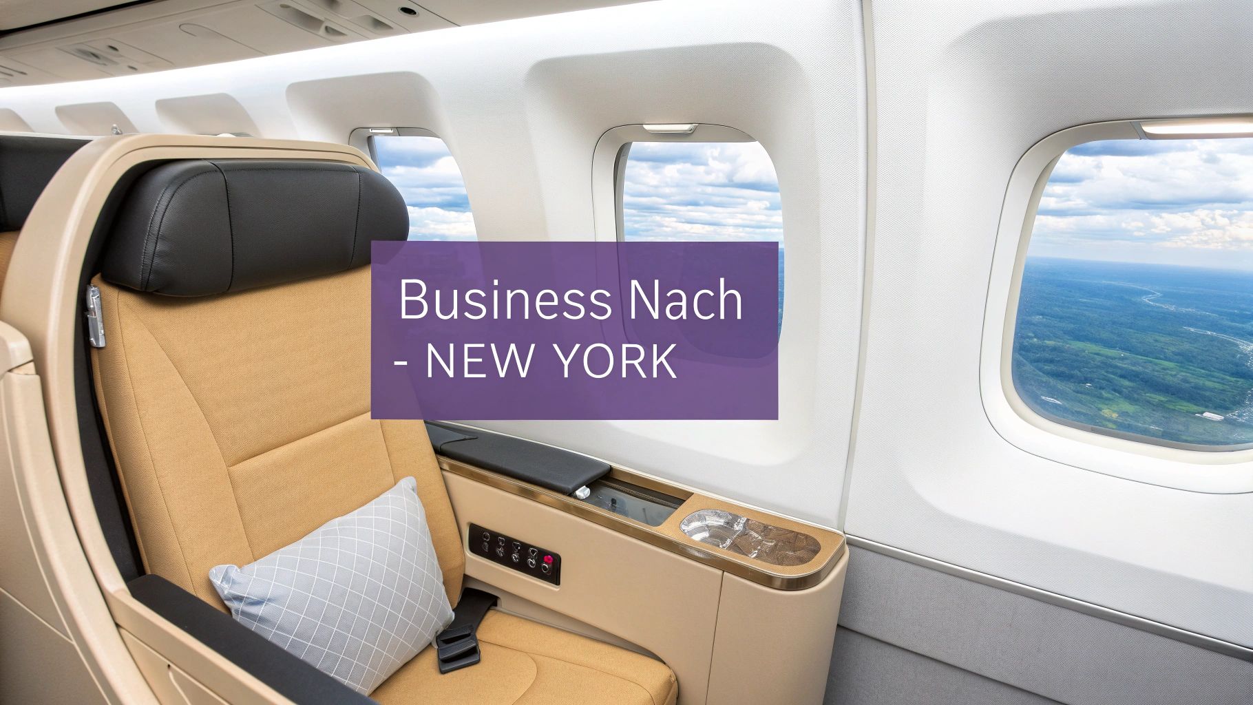 Luxuriöser Business Class Sitz mit beigefarbenem Leder und Fensterblick auf Wolken, Flug nach New York