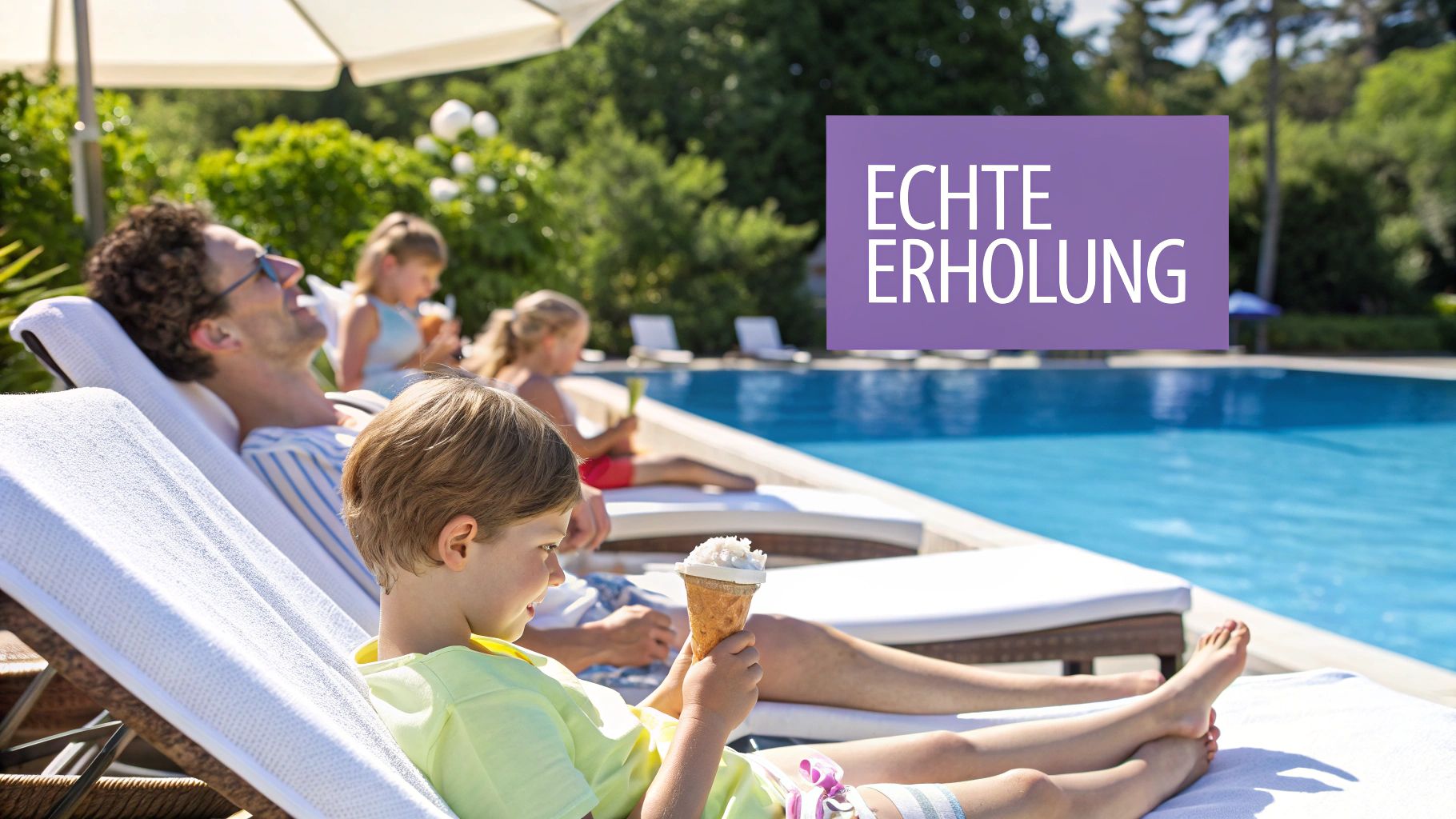 Eine lächelnde Familie genießt ihren Urlaub an einem sonnigen Strand mit klarem blauen Wasser im Hintergrund.